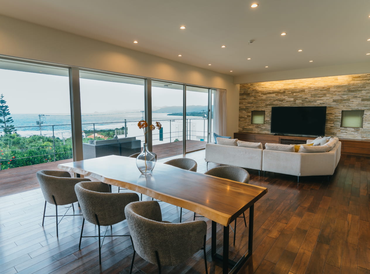 大きな窓の先に海を望む、極海静邸の開放的なリビングダイニング