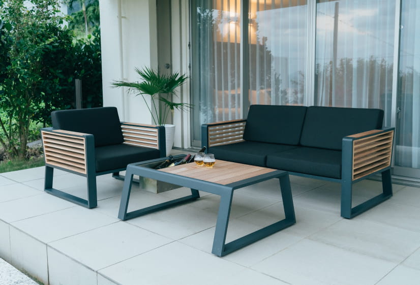 グラスを傾けながら過ごす、極海静邸のテラスラウンジ