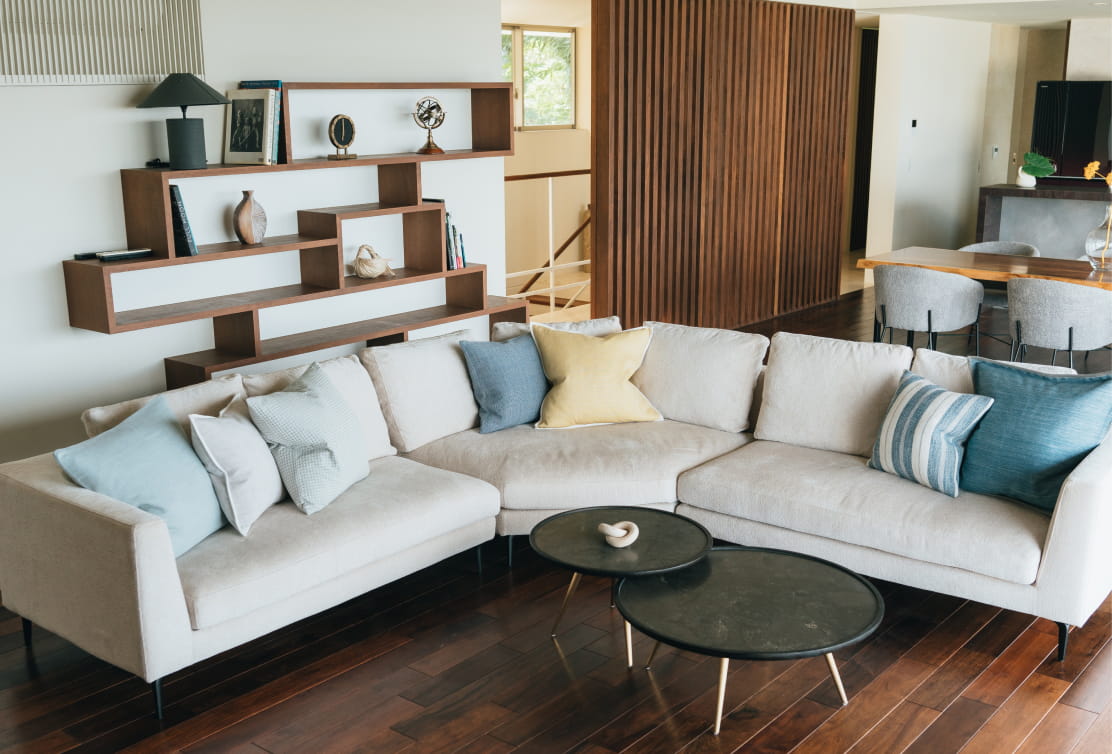 アートと調和する、極海静邸の上質なリビングソファエリア