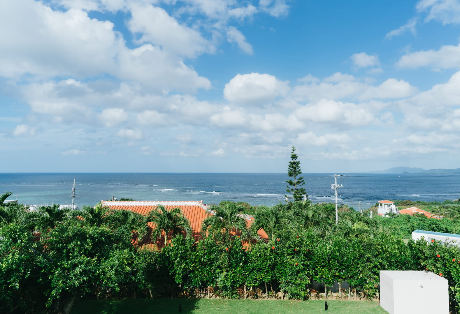 南国の海岸線が広がる、石垣島の美しい風景