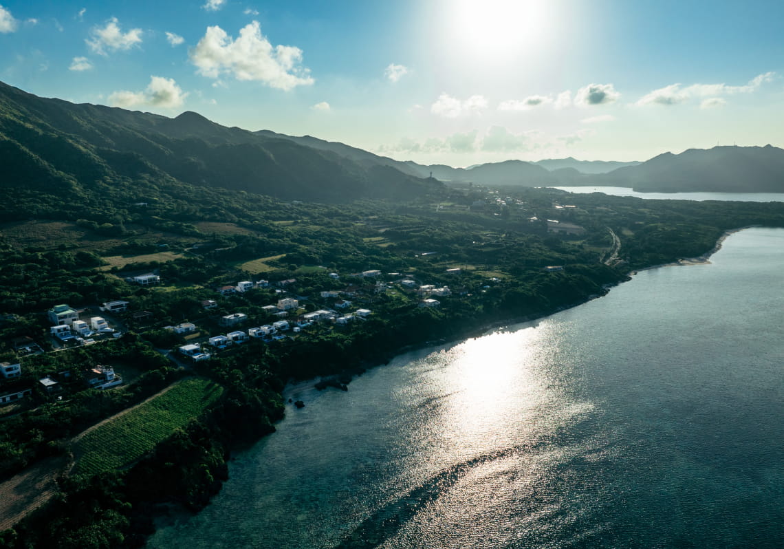 青く広がる海と緑の山々が織りなす、石垣島の絶景