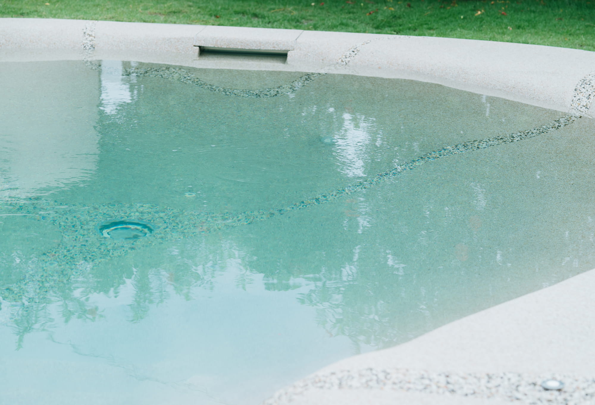 自然と融合する、極海静邸のデザインプール