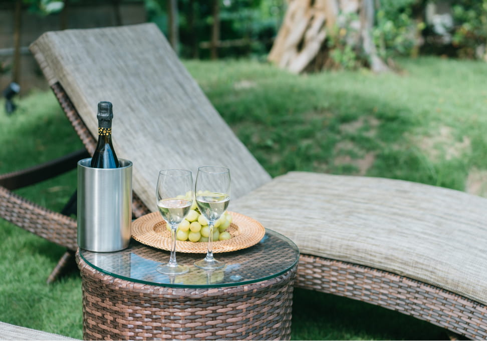 デッキチェアで楽しむ白葡萄とワイン