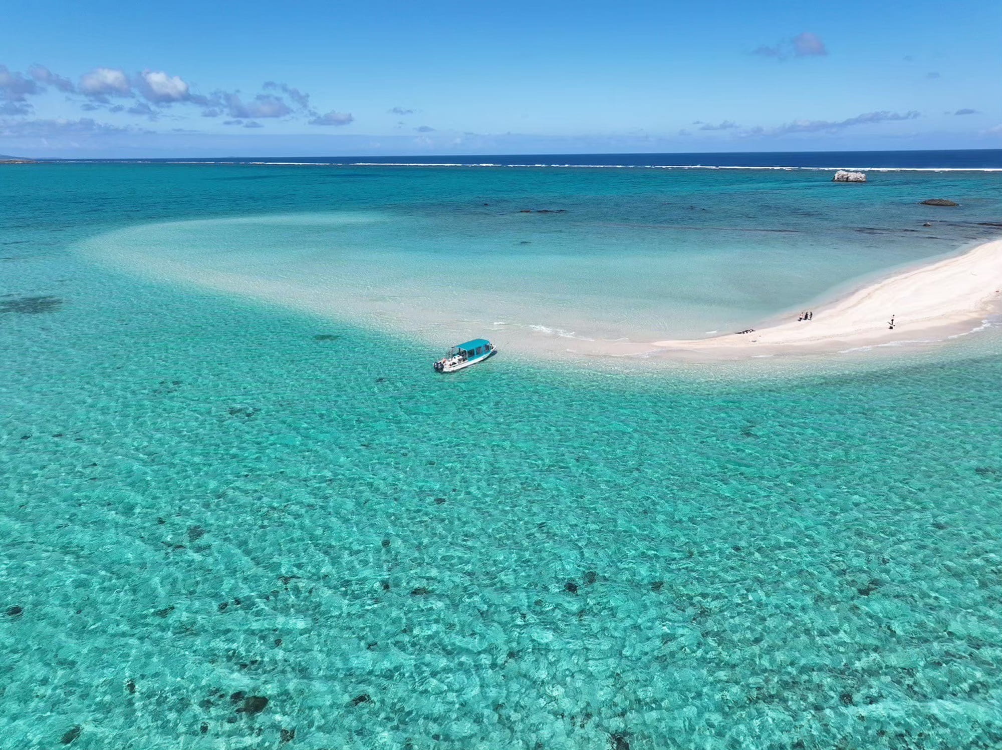 エメラルドグリーンの海に浮かぶ幻の島で楽しむシュノーケリング