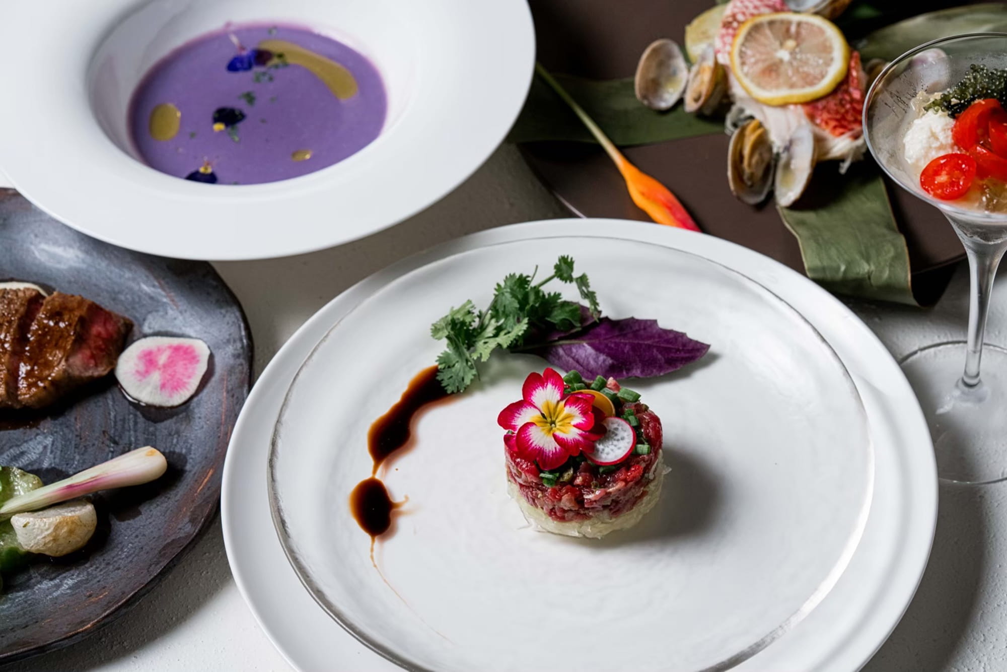 シェフがヴィラで調理する、八重山食材を使った出張コース料理