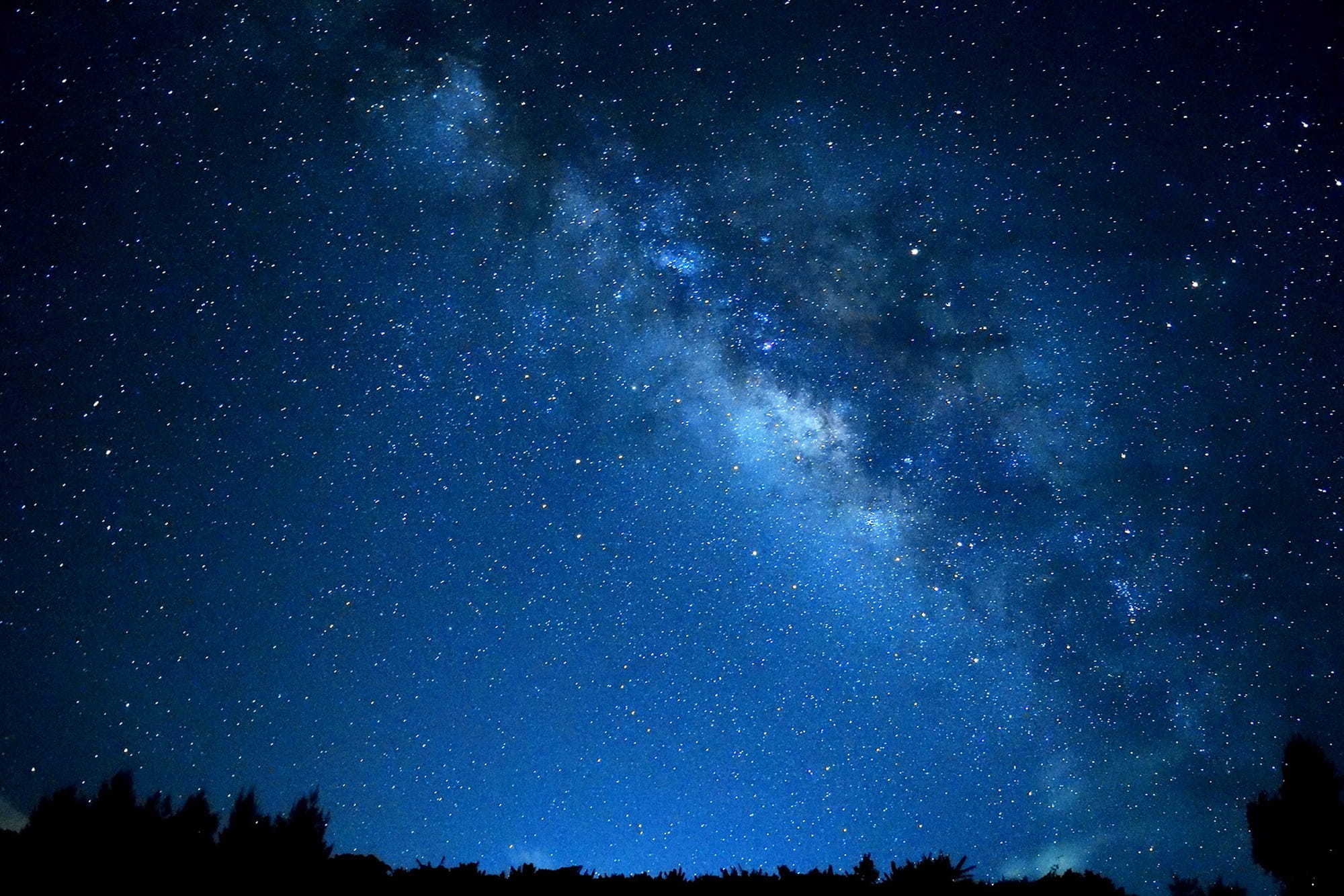 澄んだ夜空に輝く無数の星々を望む、八重山の星空鑑賞ツアー