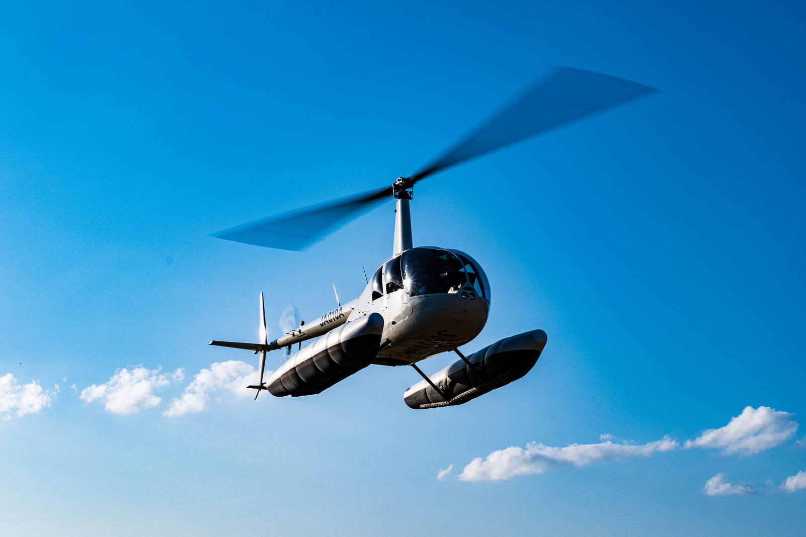 青い海と島々を一望する、八重山のヘリコプター遊覧