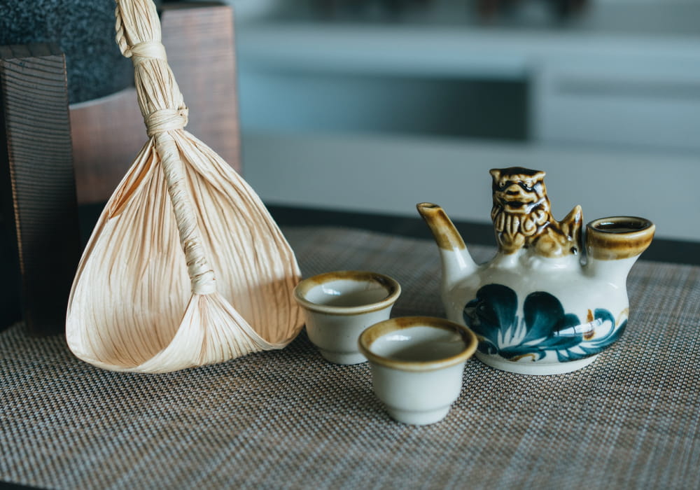 沖縄らしさ漂う、泡盛と伝統工芸の酒器セット