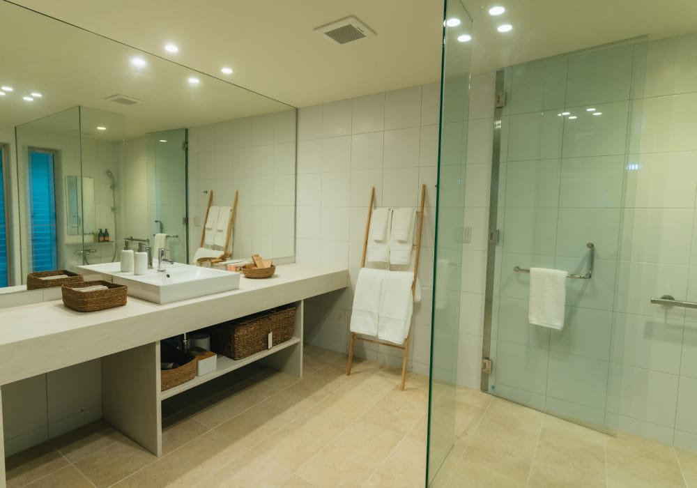 白を基調に整えられた、極海静邸の清潔感あふれる洗面とシャワースペース