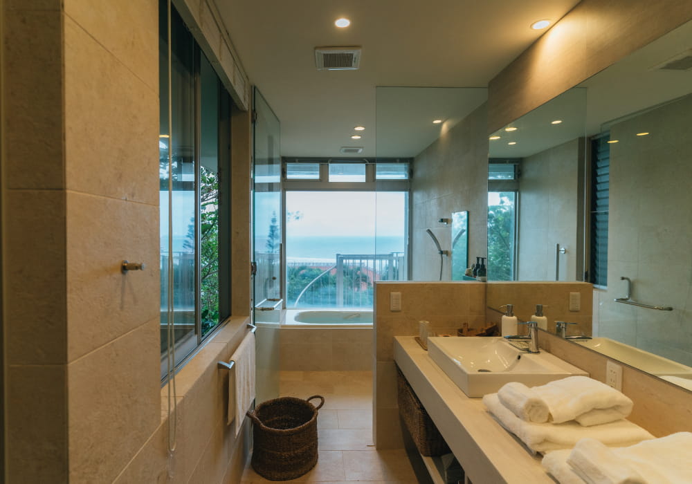 大きな窓越しに海を望む、極海静邸の癒しのバスルーム