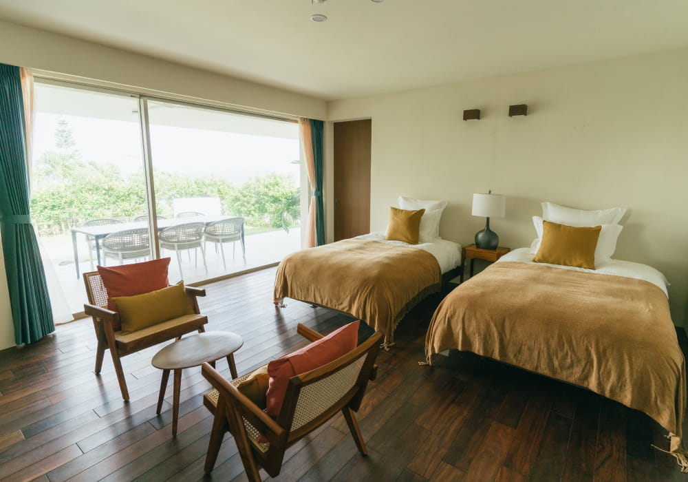 落ち着いた色調と窓からの光が心地よい、ベッドルーム①