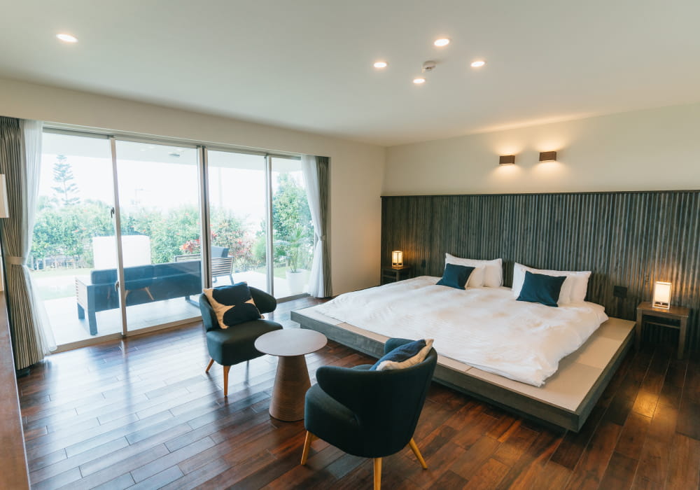 大きな窓から庭の緑を望む、極海静邸のゆとりあるベッドルーム②