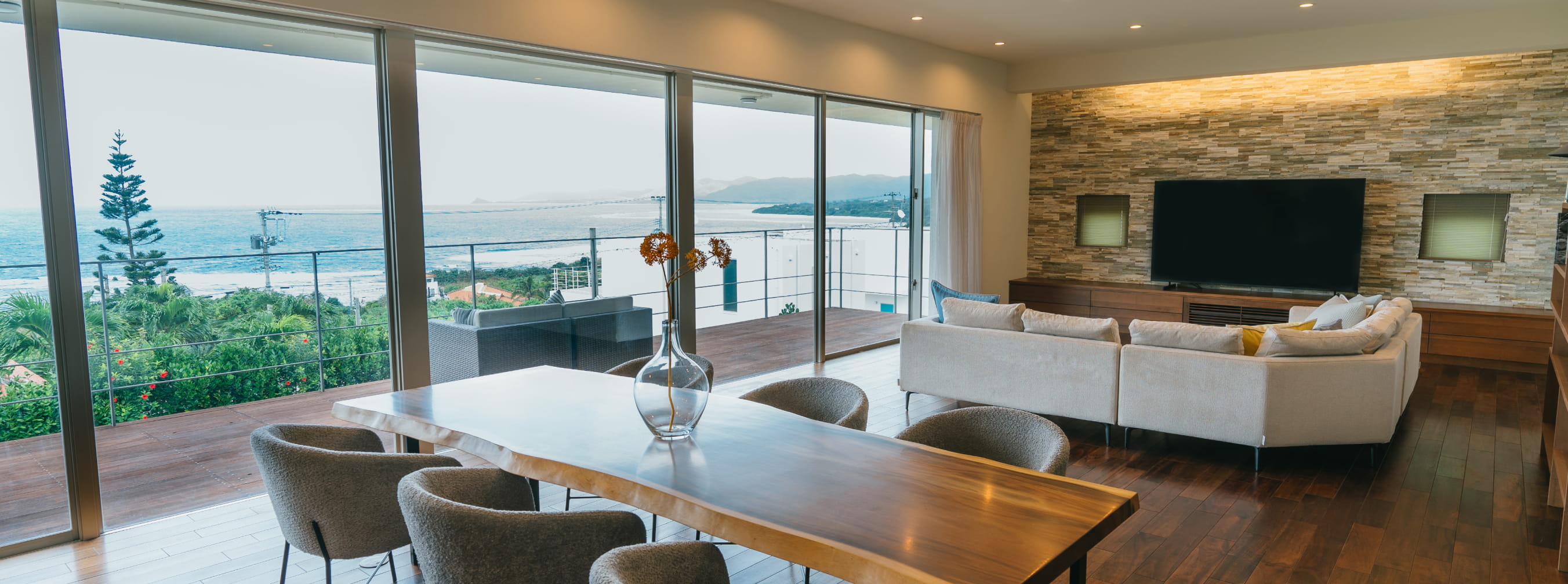 大きな窓から海を望む、極海静邸の開放的なリビングルーム