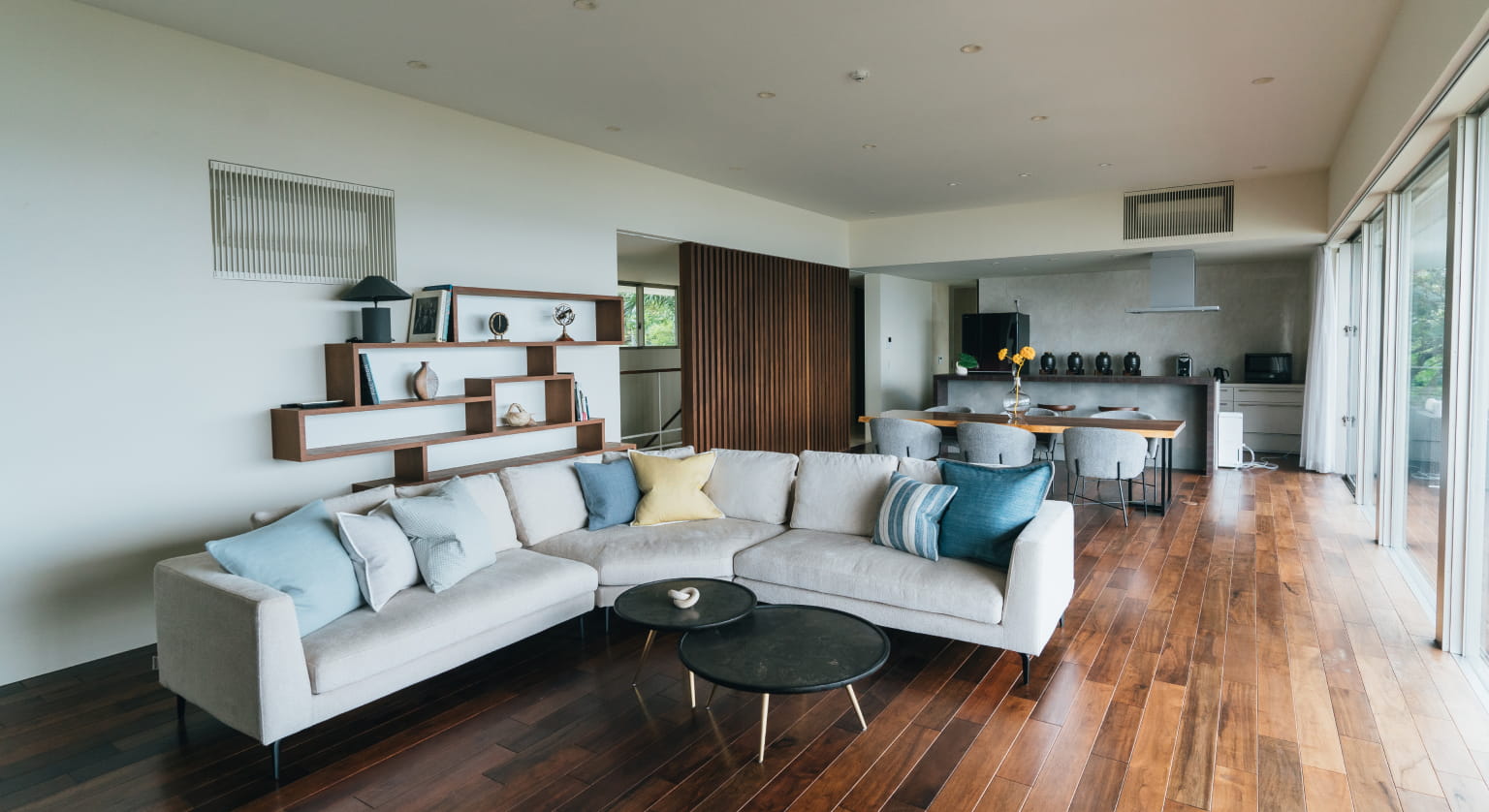 落ち着いた照明と家具が調和する、極海静邸のリビング空間