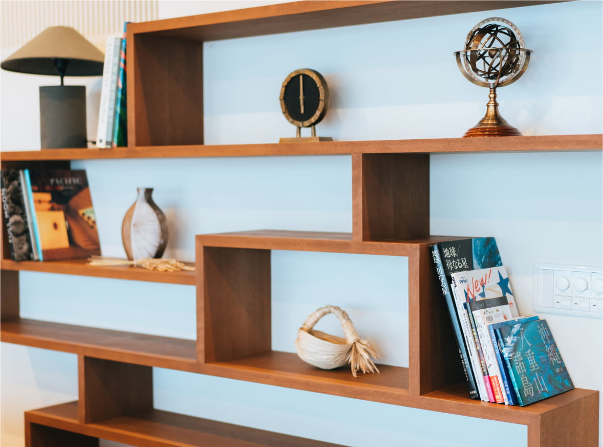 旅の思い出を彩る、極海静邸の装飾棚とアートブック