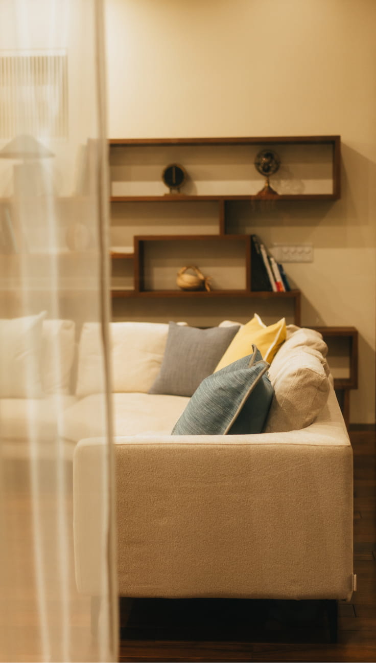 彩りクッションと柔らかな灯りに包まれる、極海静邸のリビング一角