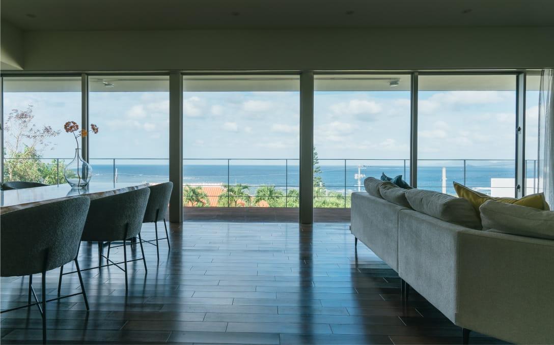 海と空が一望できる、極海静邸のダイニングからの眺望