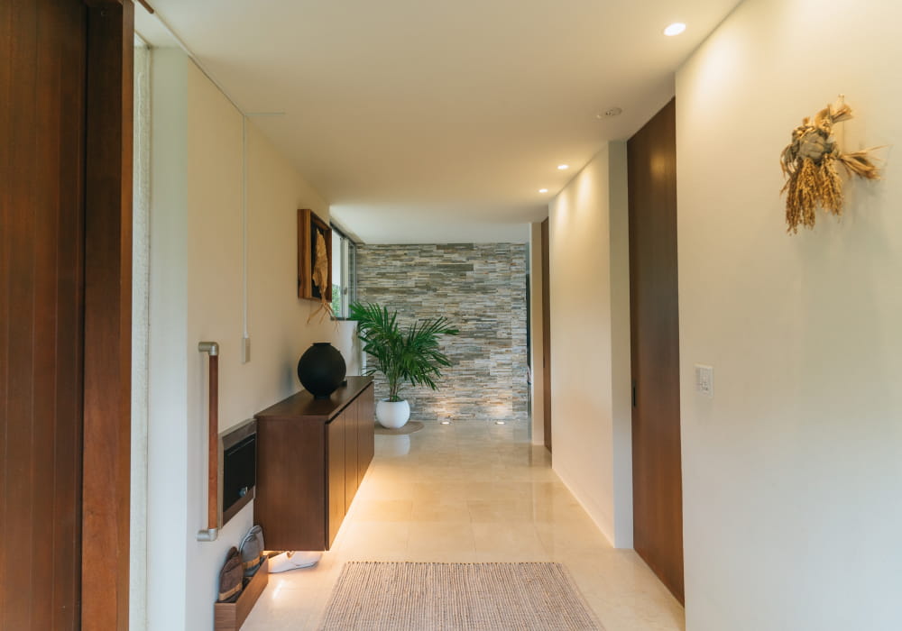 自然素材とアートが調和する、極海静邸のエントランスホール