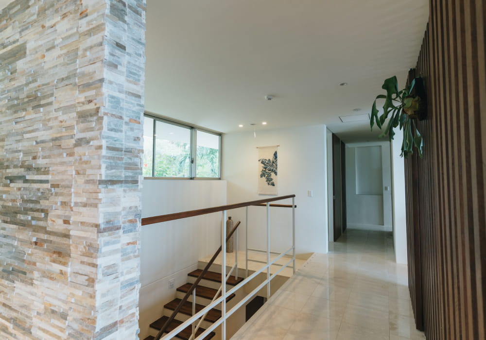 光と風が通り抜ける、極海静邸の開放的な階段スペース