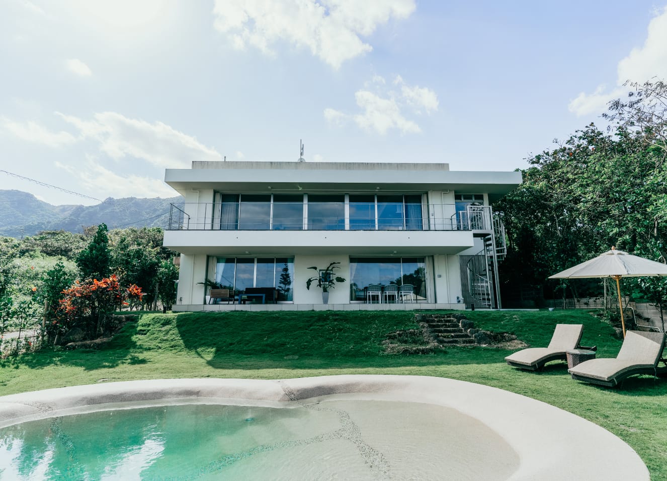 石垣島・川平山原の自然に囲まれた極海静邸の外観