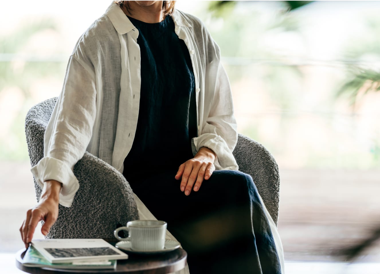 極海静邸でゆったりとくつろぐ女性