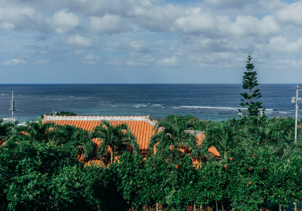 極海静邸から望む川平山原の自然と海の景色