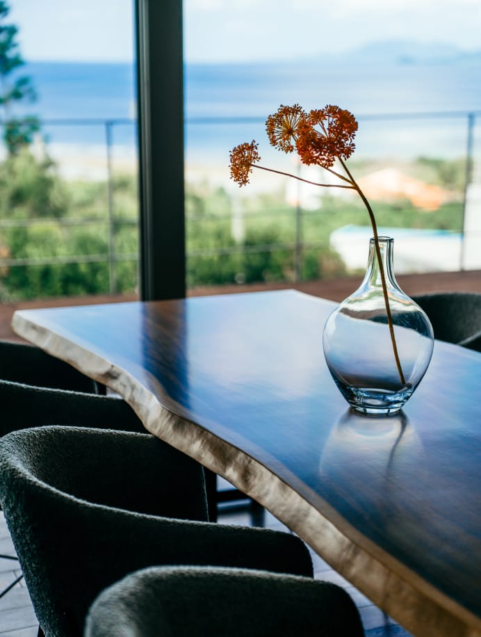 極海静邸の天然木テーブルとオーシャンビュー