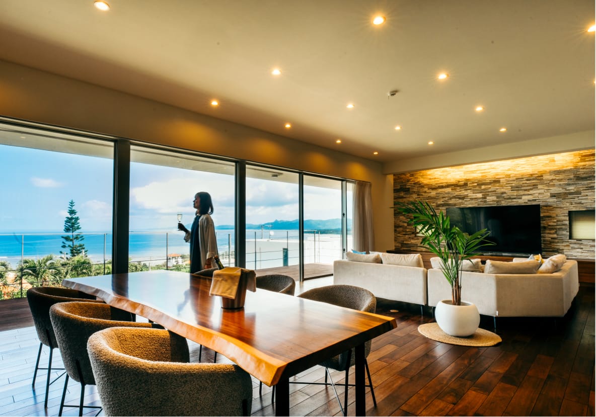 広がる海とともに過ごす、極海静邸の開放的なリビングダイニング