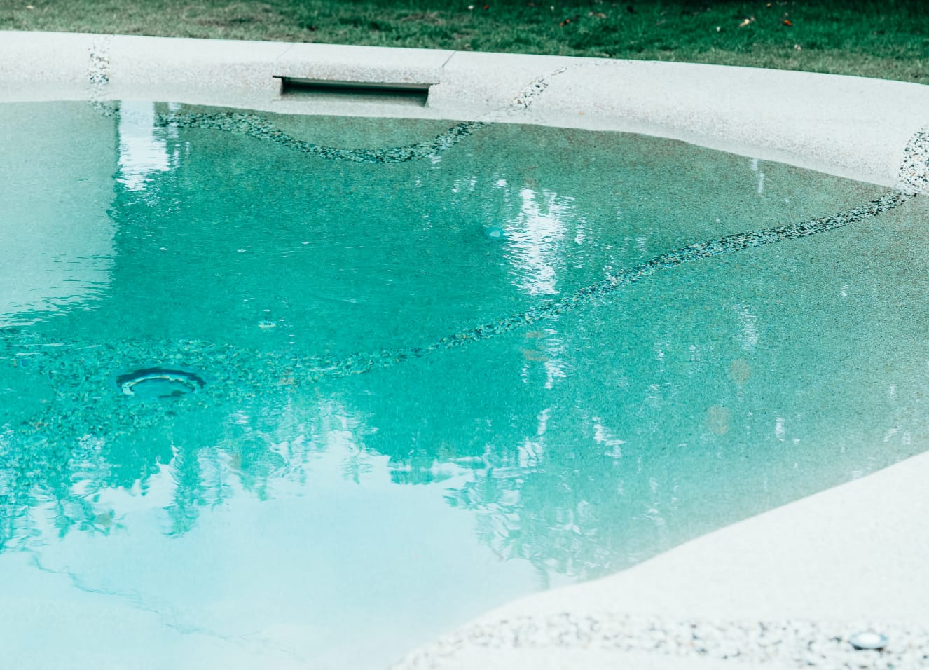 極海静邸の自然と調和するbioデザインプールの水面