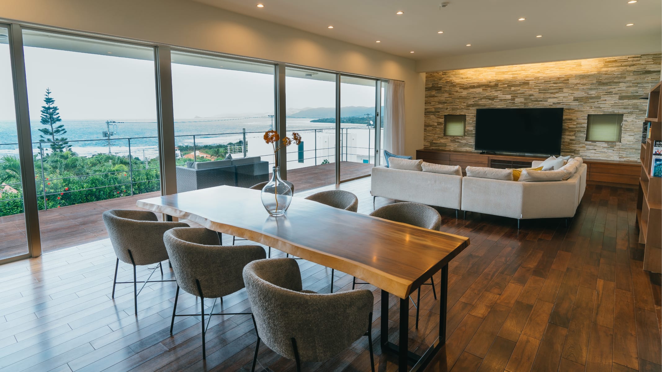 石垣島・極海静邸の開放感あふれるリビング・ダイニング