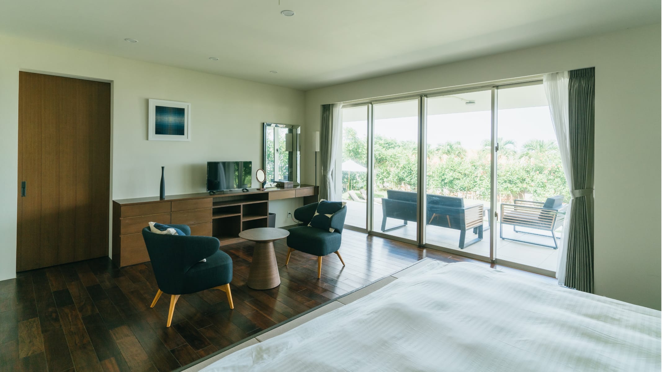 極海静邸の主寝室に備えられたソファとテレビスペース