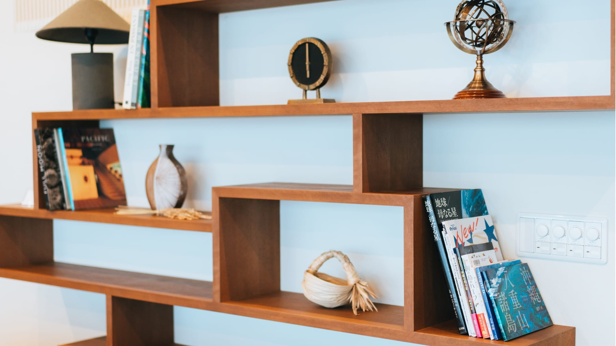 極海静邸のリビングに設けられたアートブックと雑貨の飾り棚