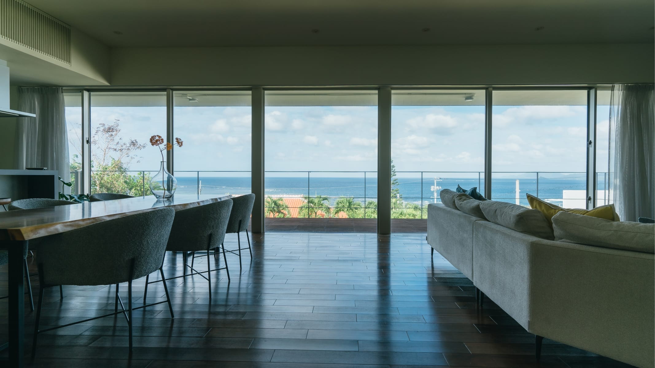 極海静邸のダイニングから望む石垣島の美しい海景色