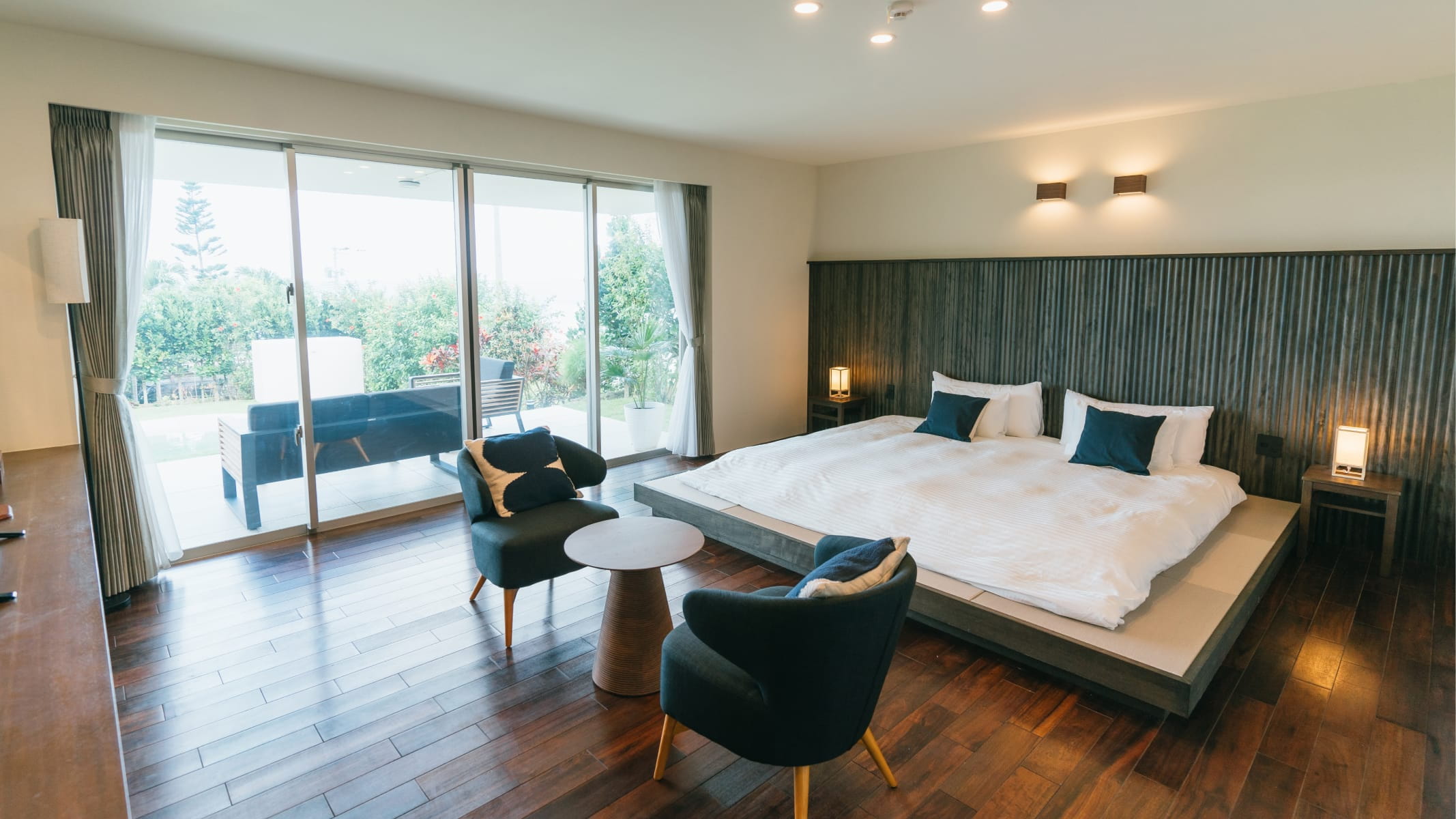 極海静邸のラグジュアリーな主寝室とプライベートテラス