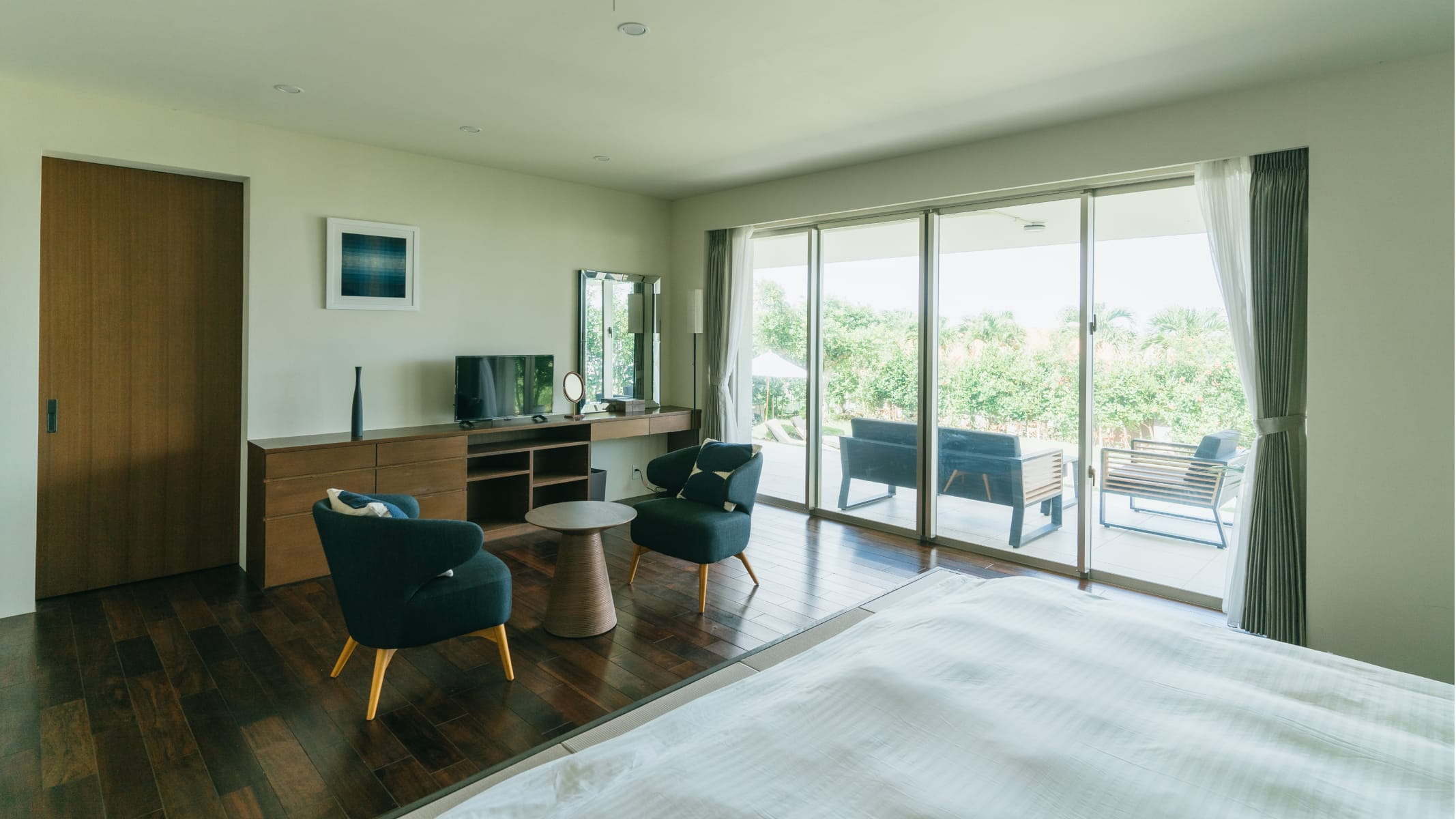 極海静邸の主寝室に備えられたソファとテレビスペース