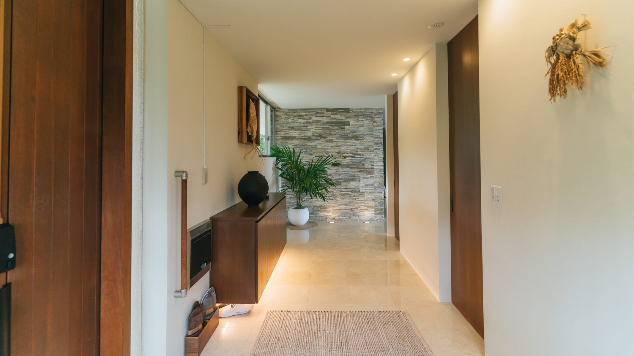 自然素材を活かした極海静邸の落ち着きある玄関ホール