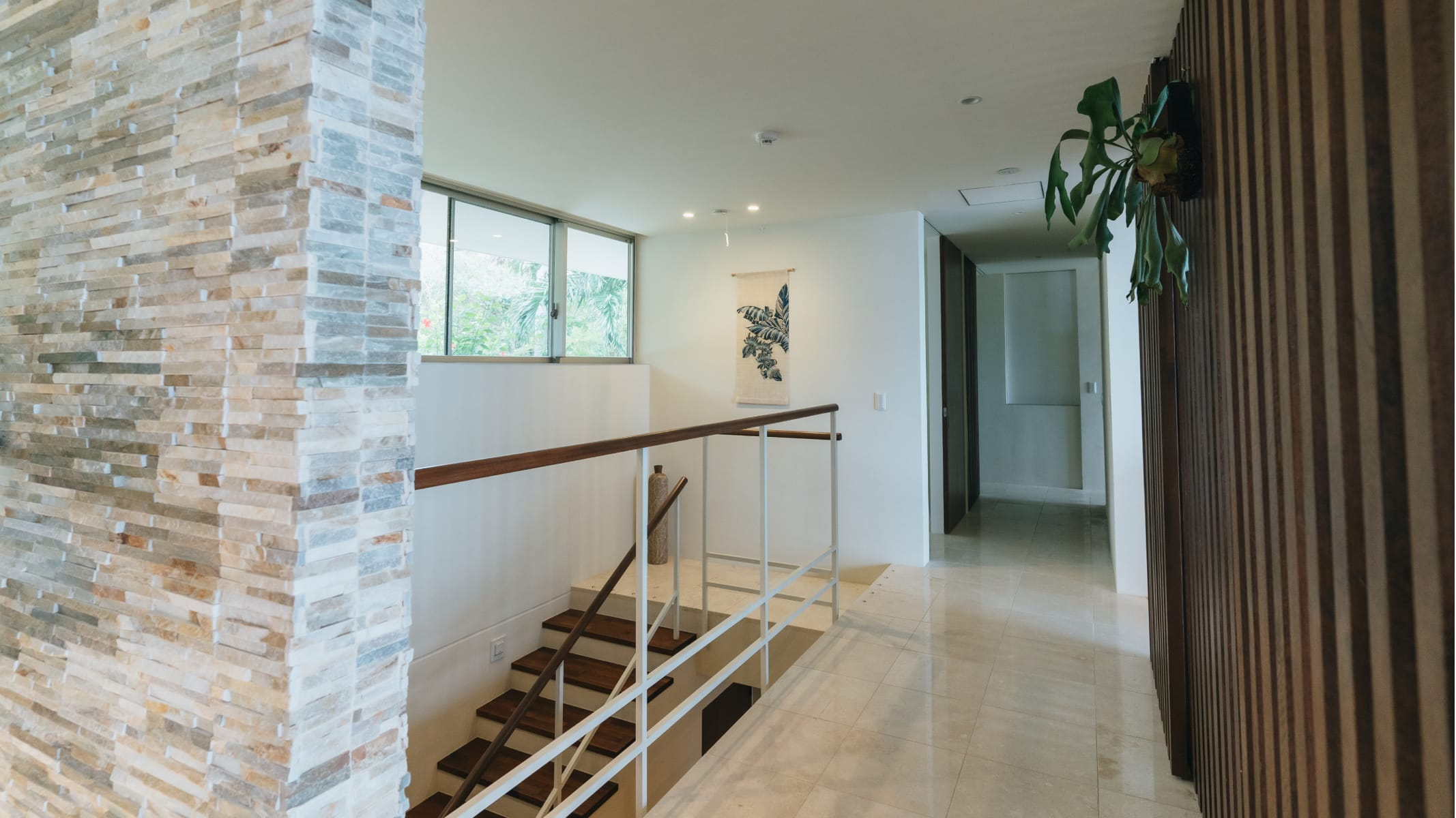 洗練されたインテリアと開放感が広がる極海静邸の階段ホール