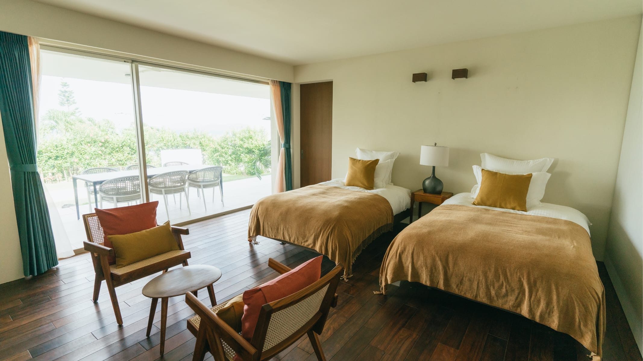 자연광이 스며드는 극해정 저택의 트윈 침실과 테라스