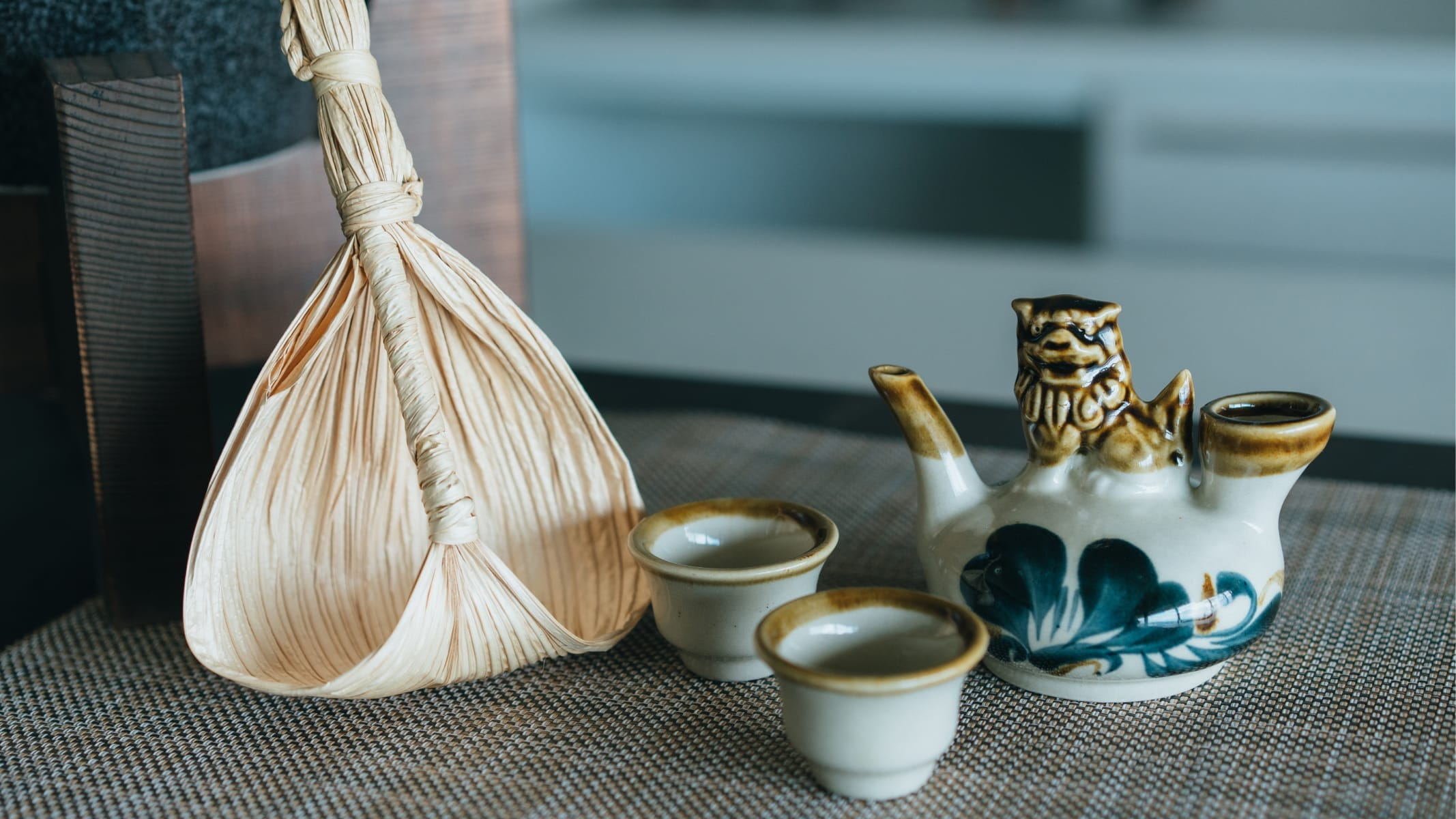 시사 술잔과 오키나와다움을 느낄 수 있는 민예 잡화 연출