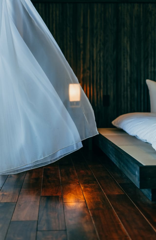 極海靜邸溫馨木質臥室與白色天篷窗簾