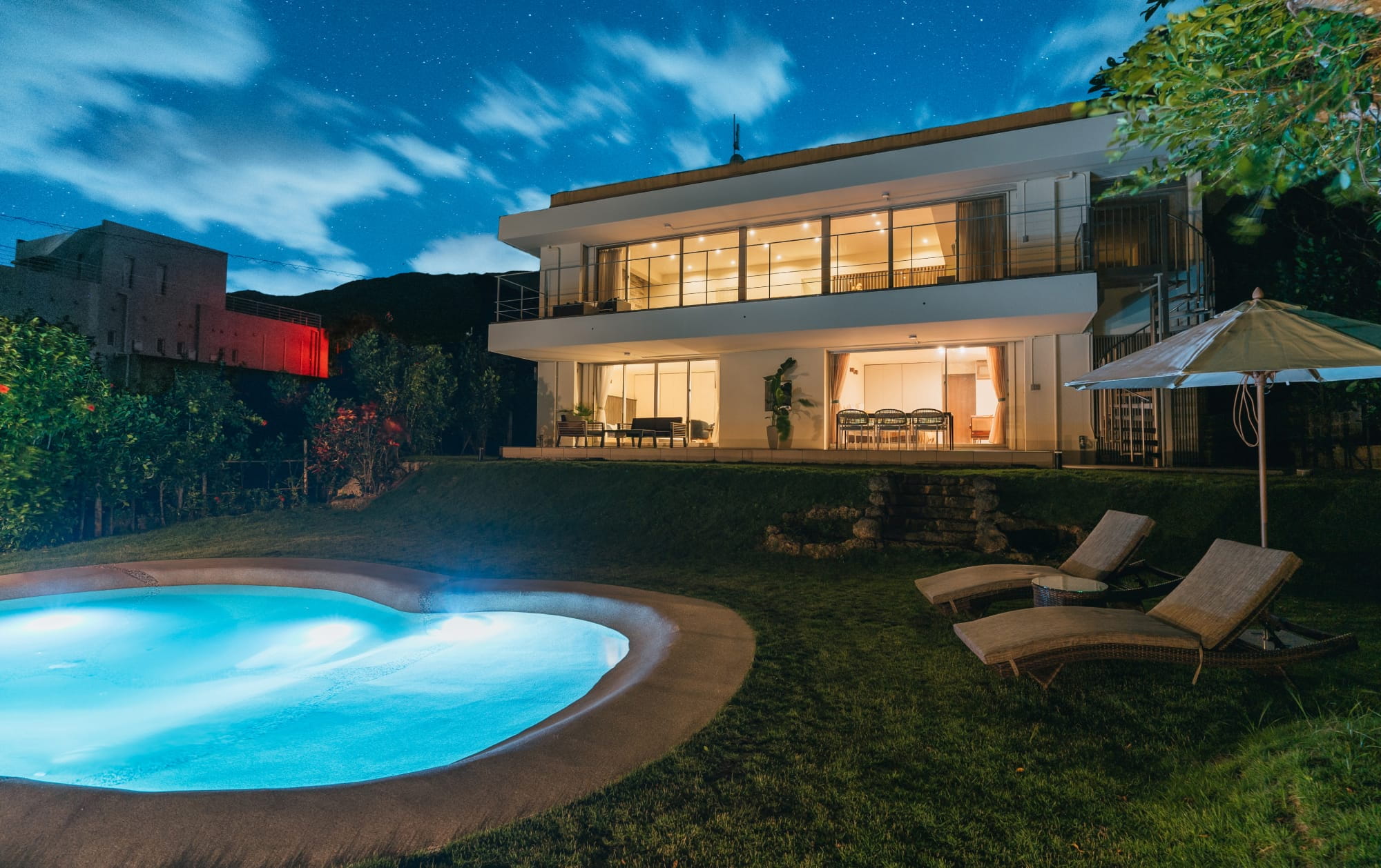 ライトアップされた極海靜邸と幻想的に輝くbioデザインプール