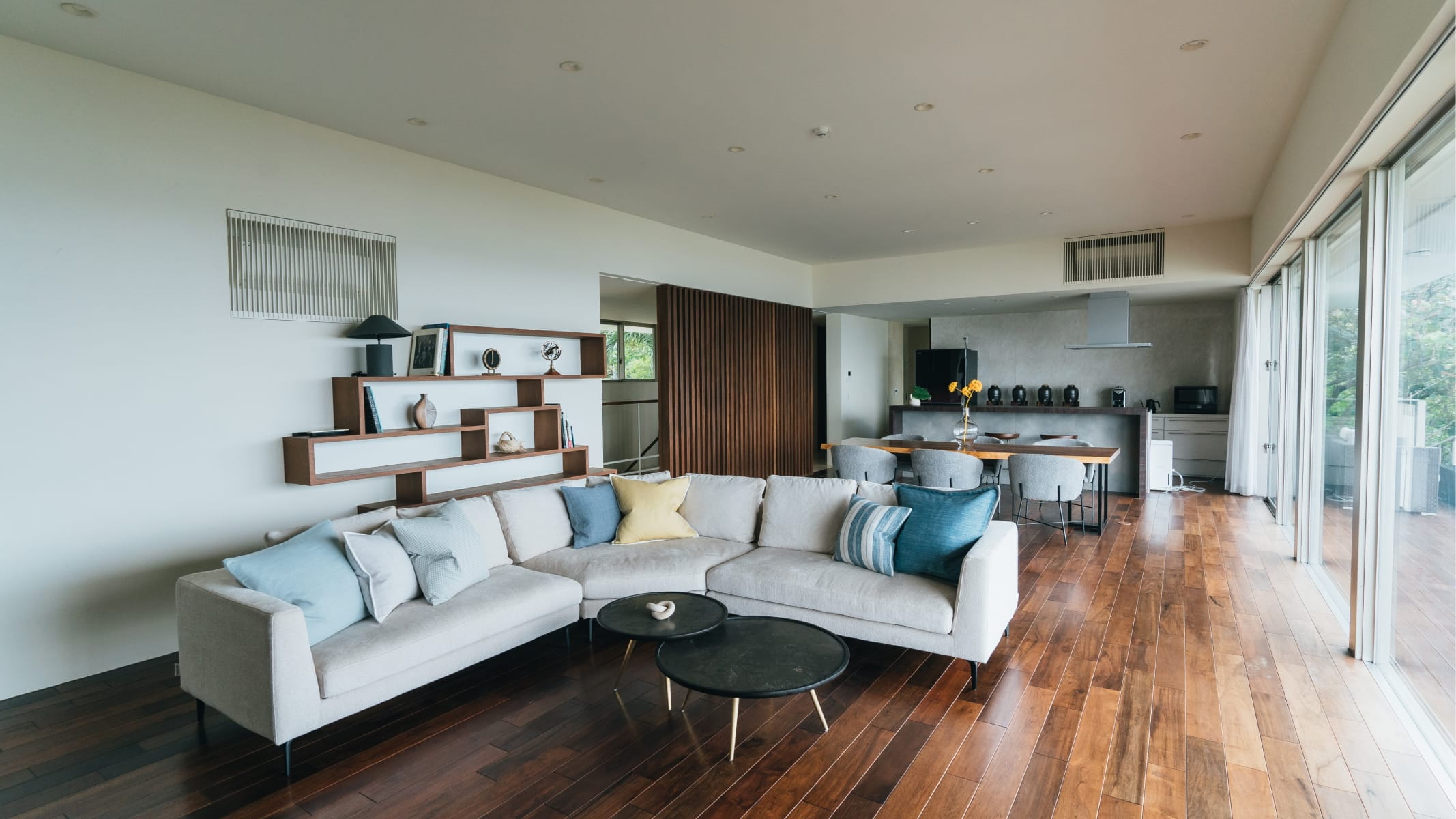 極海靜邸の広々としたリビングとキッチン空間