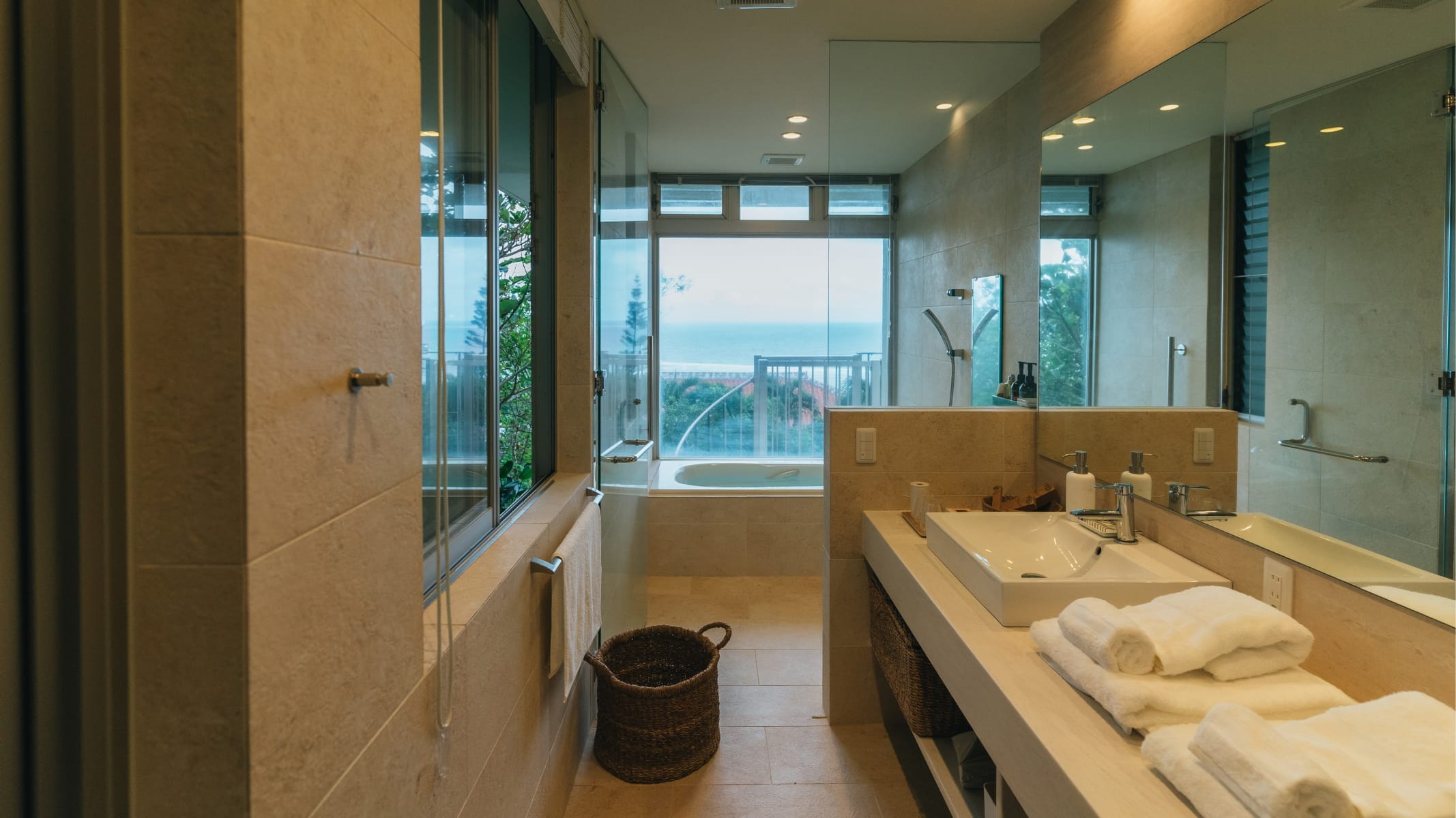 窓から海を望める極海靜邸の開放感あるバスルーム